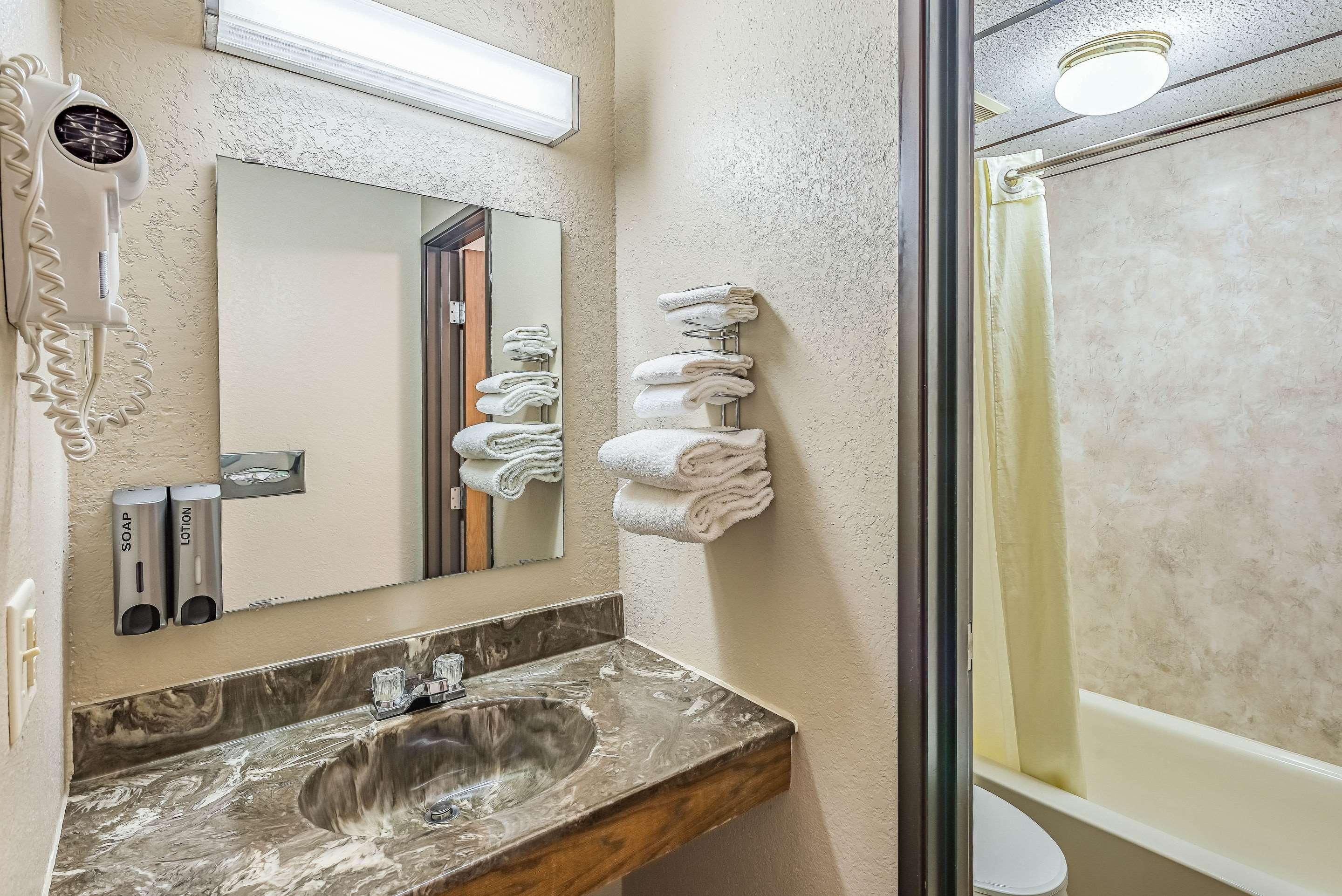 Rodeway Inn Saint Joseph Экстерьер фото