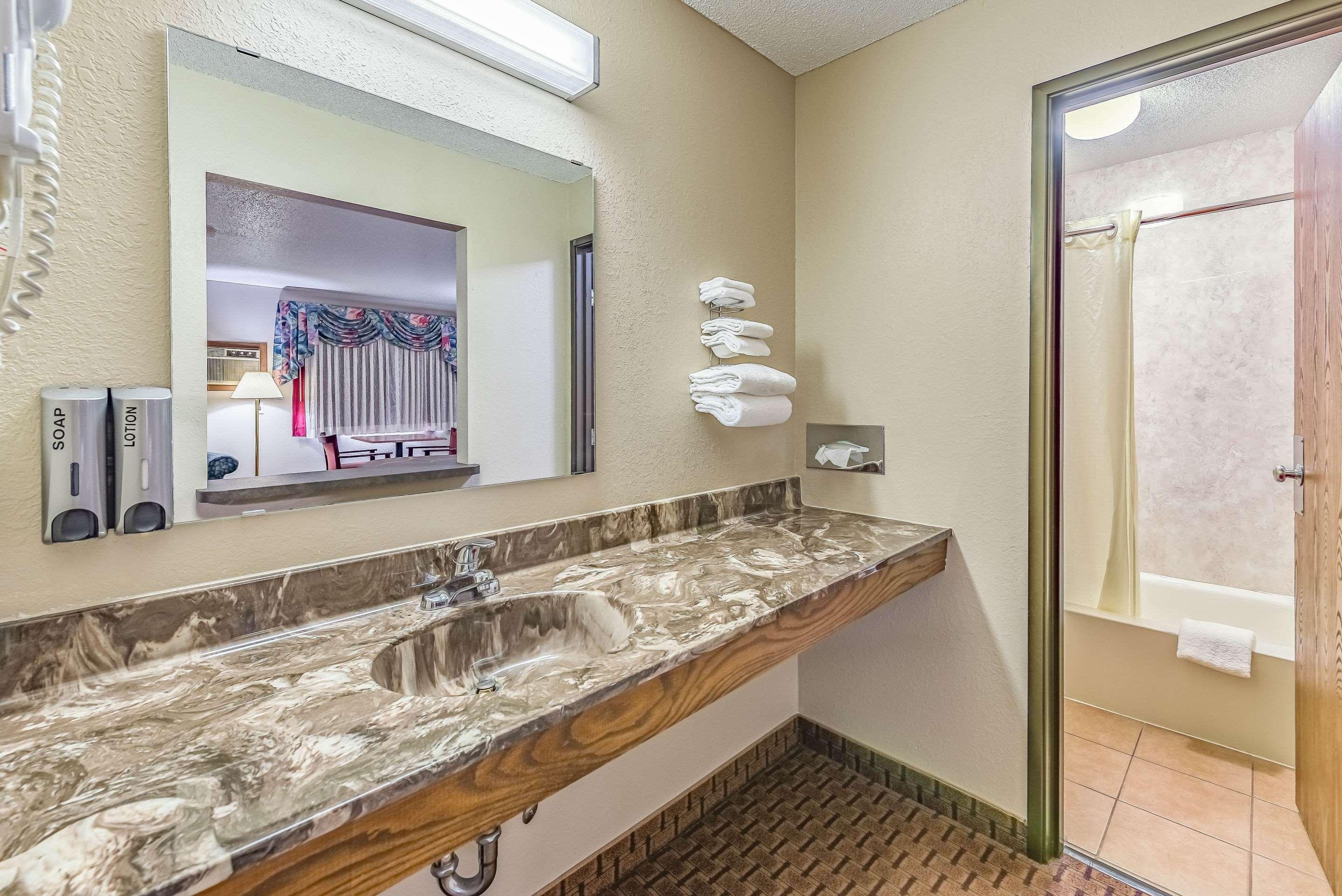 Rodeway Inn Saint Joseph Экстерьер фото